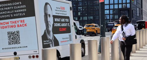 Truck mit der Adresse mybookingclaim.com vor dem Skift Global Forum in New York
