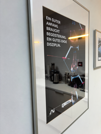 In der Küche unserer Agentur hängt in Sichtweite der Kaffeemaschine ein Poster, auf dem steht:  Ein guter Anfang braucht Begeisterung, ein gutes Ende Disziplin.