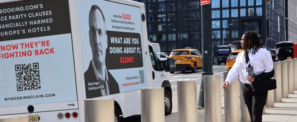 Truck mit der Adresse mybookingclaim.com vor dem Skift Global Forum in New York